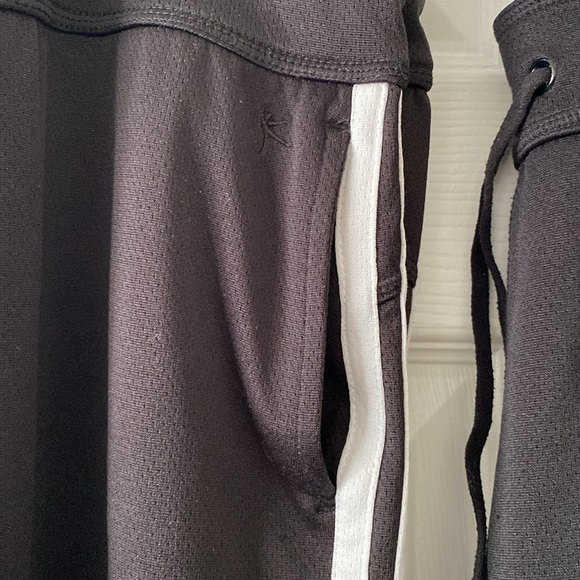 2 pairs Danskin lounge capris - Picture 5 of 5